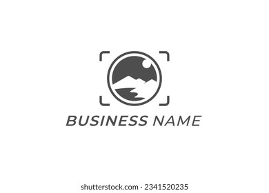 diseño logotipo cámara de lente creativa y montaña