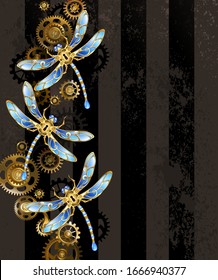 Design mit mechanischen, goldenen Libellen, dekoriert mit Blau, Glasflügel mit Gold- und Messinggeräten auf gestreiftem, strukturiertem, braunem Hintergrund. Steampunk-Stil.