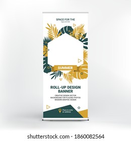 Design eines Roll-up-Banners zum Thema Sommerferien, schöne tropische Blätter in Form eines Rahmens mit einem Foto und Text Platzierung, kreative Werbung für eine Reiseagentur
