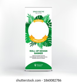 Diseño de una pancarta desplegable sobre el tema de las vacaciones de verano, bellas hojas tropicales en forma de marco con colocación de fotos y textos, publicidad creativa de una agencia de turismo