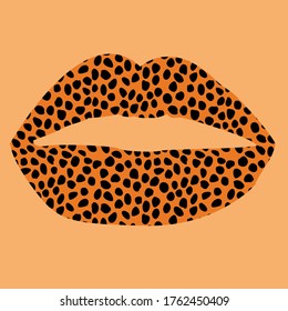Diseño para una camisa de los labios de una huella de leopardo sobre fondo naranja