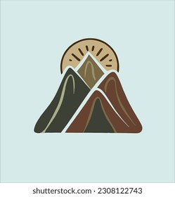 Design Stilvolle Bergform mit drei Gipfeln und Sonnenaufgang dahinter, natürliche Farbe, Logo für Abenteuer im Freien