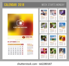 Diseño del calendario mensual de paredes para 2018 año. Imprimir plantilla con lugar para la foto, su logotipo y texto. La semana comienza el lunes. Orientación vertical. Conjunto de 12 meses. Vector.