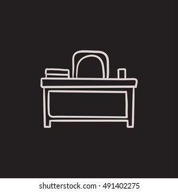 Icono de esbozo del vector de escritorio y silla aislado en el fondo. Icono de mesa y silla dibujada a mano. Icono de esbozo de escritorio y silla para infografía, sitio web o aplicación.