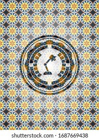 icono de la lámpara de escritorio en el fondo de la placa arabesca. decoración árabe.