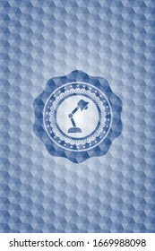 icono de la lámpara de escritorio dentro del emblema azul o placa con fondo de patrón geométrico.