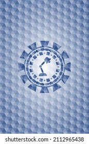 Schreibtischleuchte Symbol in blauem Emblem oder Abzeichen mit abstraktem geometrischem Musterhintergrund. 