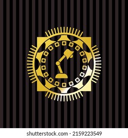 icono de la lámpara de escritorio dentro del emblema dorado brillante. 
