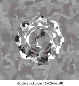 icono de la lámpara de escritorio dentro del emblema de camuflaje gris. 