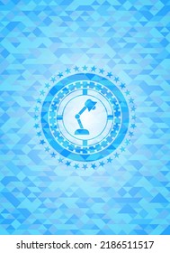 Schreibtischleuchte Symbol in realistisch hellblauem Emblem. Mosaikaner Hintergrund. 