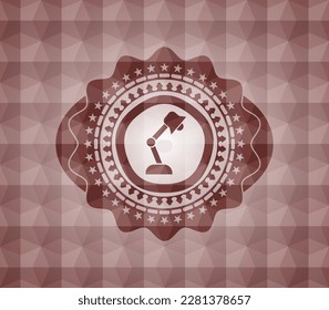 icono de la lámpara de escritorio dentro de la placa roja con fondo de patrón geométrico. Sin inconveniente. 