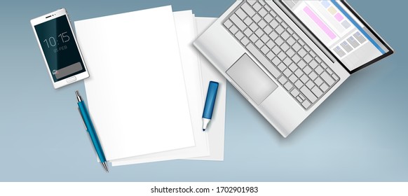  Vista superior de escritorio con hojas en blanco, lápiz, lápiz, portátil abierto, smartphone

