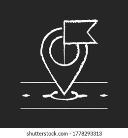 Icono de tiza blanca del marcador de destino sobre fondo negro. Sistema mundial de posicionamiento y seguimiento, tecnología de navegación. Puntero de ubicación, geoetiqueta con la ilustración de la placa con vector aislado de la bandera
