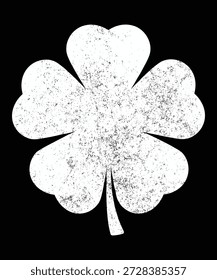 Una detallada silueta de trébol blanco de cuatro hojas sobre un fondo negro, que simboliza la suerte y la fortuna.