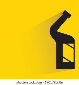 frasco detergente con sombra de caída sobre fondo amarillo