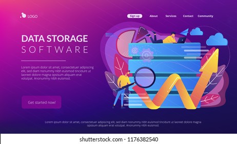 Desarrollador con lupa trabajando con datos grandes y flecha zigzag. Herramientas de análisis digital, concepto de almacenamiento de datos e ingeniería de software, paleta violeta. Plantilla de página web de inicio del sitio web.