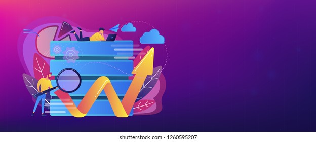 Desarrollador con lupa trabajando con big data y flecha zigzag. Herramientas de análisis digital, concepto de almacenamiento de datos e ingeniería de software, paleta violeta. Plantilla de banner de encabezado o pie de página.