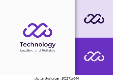 El logotipo de desarrollo o software en la letra abstracta M representa la tecnología