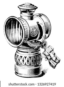 Es un dispositivo que produce luz normalmente al quemar gas. Generalmente se fija a una posición definida, ilustración de línea grabada vintage. Accesorios para bicicletas - 1900