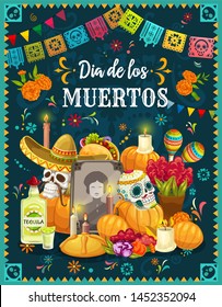 Altar del Día de los Muertos con cráneos de azúcar, diseño vectorial del Día Mexicano de los Muertos. Piedra de piedra, decorada con cráneos con sombreros, maracas y flores de oro, velas, pan dulce y calabaza de Halloween
