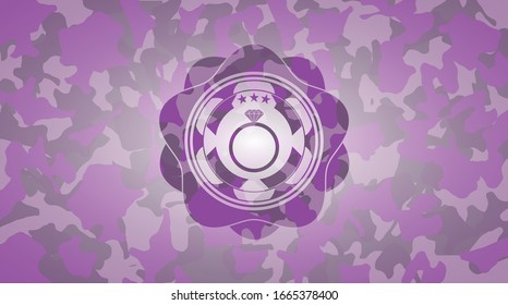 icono del anillo de diamantes en forma de camuflaje rosa y púrpura