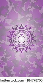 Diamantring-Symbol auf rosafarbener und violetter Tarnstruktur. 