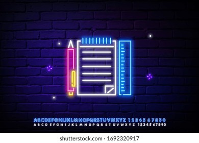 Icono de luz de neón del portátil diario. Revista escolar con un marcador y un lápiz, gobernante. Signo brillante con el alfabeto, números y símbolos. Ilustración aislada de vectores