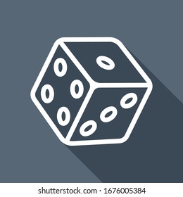 Cubo de dados, juego de casino, diseño de esquema. Icono plano blanco con una sombra larga sobre fondo azul