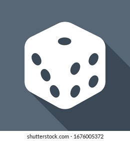 Cubo de dados, juego de casino. Icono plano blanco con una sombra larga sobre fondo azul