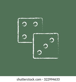 Higos dibujados a mano en tiza sobre un icono blanco vectorial de pizarra aislado en un fondo verde.