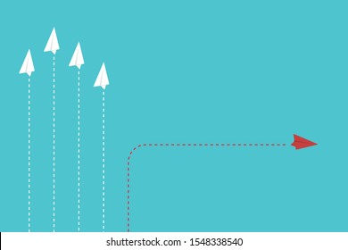 Enfoque Diferente - Dirección Diferente. Grupo de aviones de papel en una dirección y con un individuo apuntando de forma diferente, puede ser utilizado los conceptos de liderazgo/individualidad/innovación.