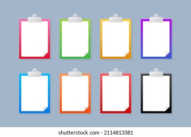 Juego de portapapeles de diferentes colores con hoja blanca en blanco. Ilustración de material vectorial.