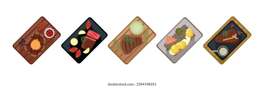 Diferentes alimentos servidos en el juego de vectores planos de placa de corte