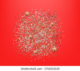 Diferentes elementos dorados y plateados de Navidad y confetti sobre fondo rojo