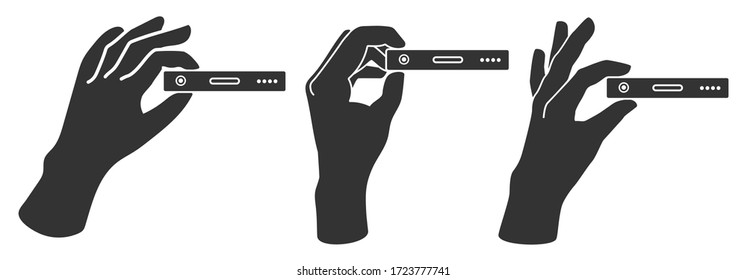 Distintos gestos de manos sostienen smartphone con un lado del puerto de carga. Icono del vector establecido en estilo plano.