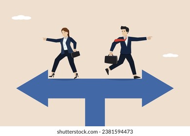 Diferentes maneras individuales, dirección de negocios o conflicto de equipo, decisiones opuestas, hombre de negocios y mujer de negocios llevando bolsas corriendo en direcciones opuestas.