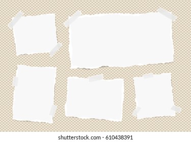 Nota blanca de diferente tamaño, cuaderno, hojas de cuaderno, tiras pegadas con cinta adhesiva sobre fondo marrón cuadrado