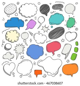 Colección de nubes de voz de estilo de esbozo diferente. Conjunto de doodles vectoriales