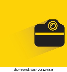 icono de cámara digital en fondo amarillo