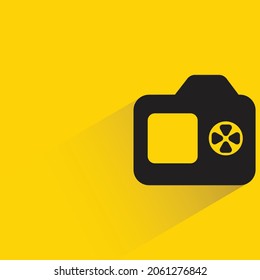icono de cámara digital en fondo amarillo