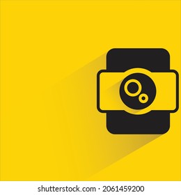 icono de cámara digital con sombra sobre fondo amarillo