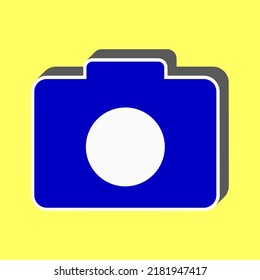 Digitales Kamerazeichen. Blaues Symbol mit weißem Schlaganfall in 3D auf gelbem Hintergrund. Illustration.