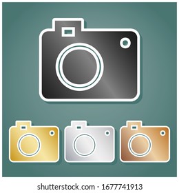 Signo de cámara digital. Conjunto de íconos metálicos con gradiente gris, dorado, plata y bronce con contorno blanco y sombra en fondo viridán. Ilustración.