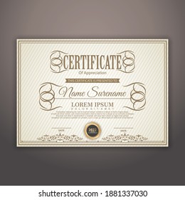 Plantilla de certificado de rendimiento del diploma en vector con contorno tailandés. Plantillas de premios, logros para empresas, mejores documentos de premios. Plantillas de ilusión