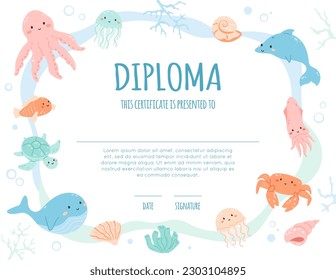 Diploma para niños con lindos animales acuáticos. Plantilla de certificado escolar, preescolar, preescolar. Ilustración de dibujos animados vectores, marco con pulpo kawaii, delfín, medusa, tortuga, ballena y calamar.