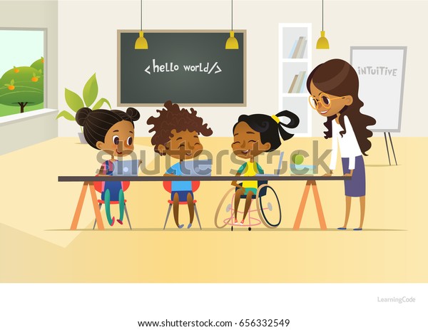 身障者のアフリカ系アメリカ人の女の子と他の2人の子どもは 学校での情報学の授業中にプログラミングについて話し合い 眼鏡をかけた先生は聞く 子供にコードを教えるコンセプト ベクターイラスト のベクター画像素材 ロイヤリティフリー