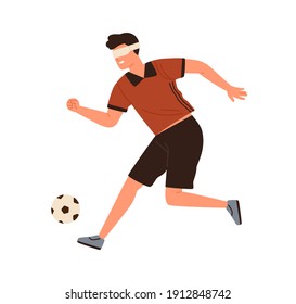 Atleta discapacitado, fútbol ciego macho corriendo patear la bola vectorial ilustración plana. Un futbolista deportivo que practica actividades deportivas aisladas en blanco. Hombre discapacitado con venda.