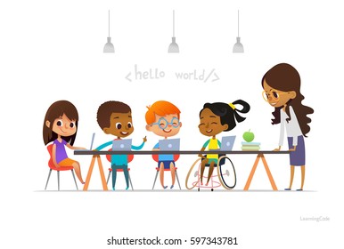 Niña discapacitada en silla de ruedas y otros niños sentados en laptops y aprendiendo codificación durante la clase de informática. Concepto de educación inclusiva en las escuelas. Ilustración vectorial para sitio web, publicidad.