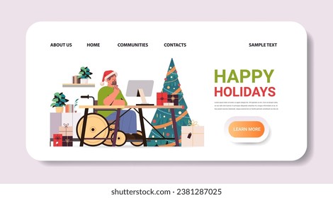 editor de artículos para discapacitados con sombrero festivo santa claus sentado en silla de ruedas trabajando en personas con discapacidad