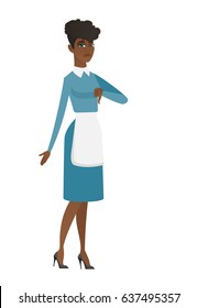Decepcionado limpiador africano con el dedo abajo. Longitud completa de una joven limpiadora uniformada que muestra el pulgar hacia abajo. Más limpio con el dedo abajo. Ilustración de diseño plana vectorial aislada en fondo blanco.